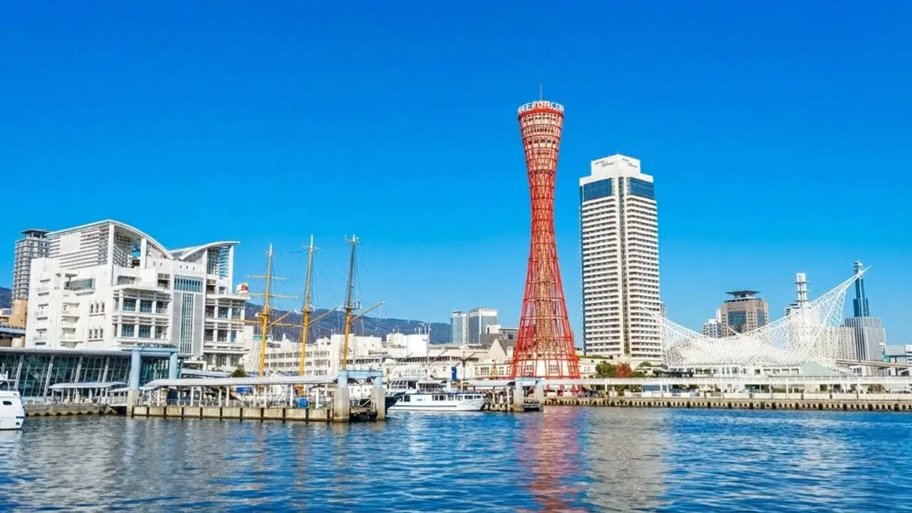 神戸ポートタワーと神戸港の風景